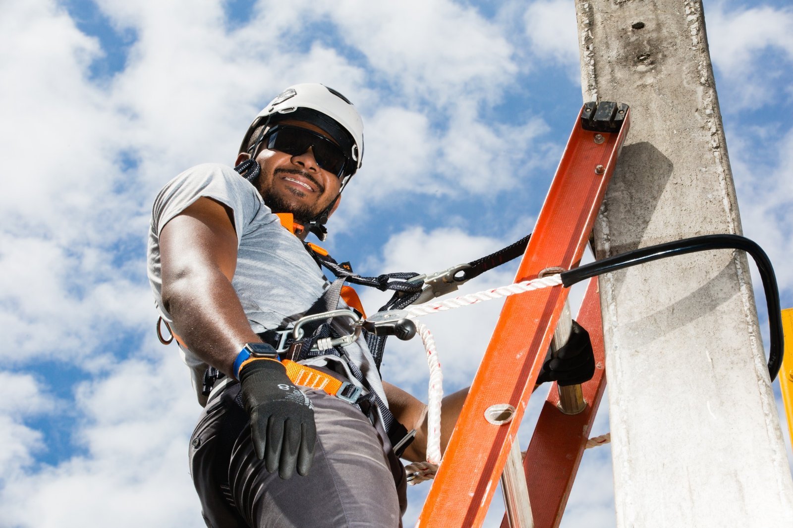 Profissional utilizando equipamentos MG Cinto em trabalho em altura